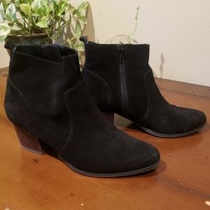 Heeled suede boots